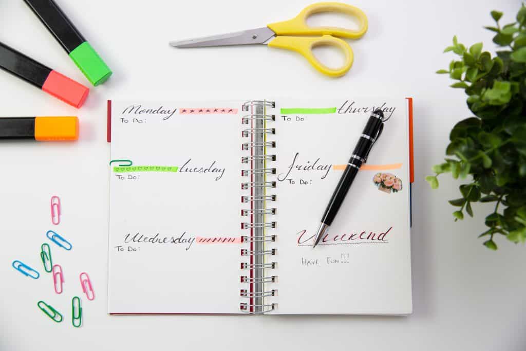 https://tidyyourtime.com/wp-content/uploads/2020/06/simple-bullet-journal-with-highlighters-1024x683.jpeg